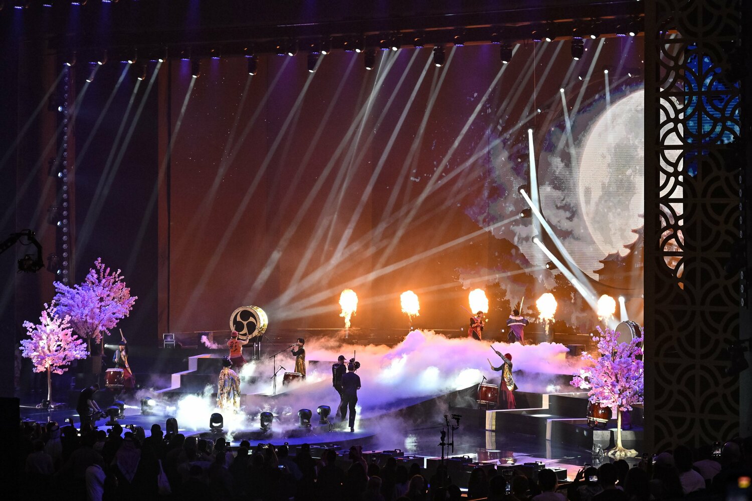 写真は井上尚弥vsピカソ戦直前。チャンバラ、和太鼓、サクラ……「日本らしさ」が前面に押し出された　©Hiroaki Finito Yamaguchi