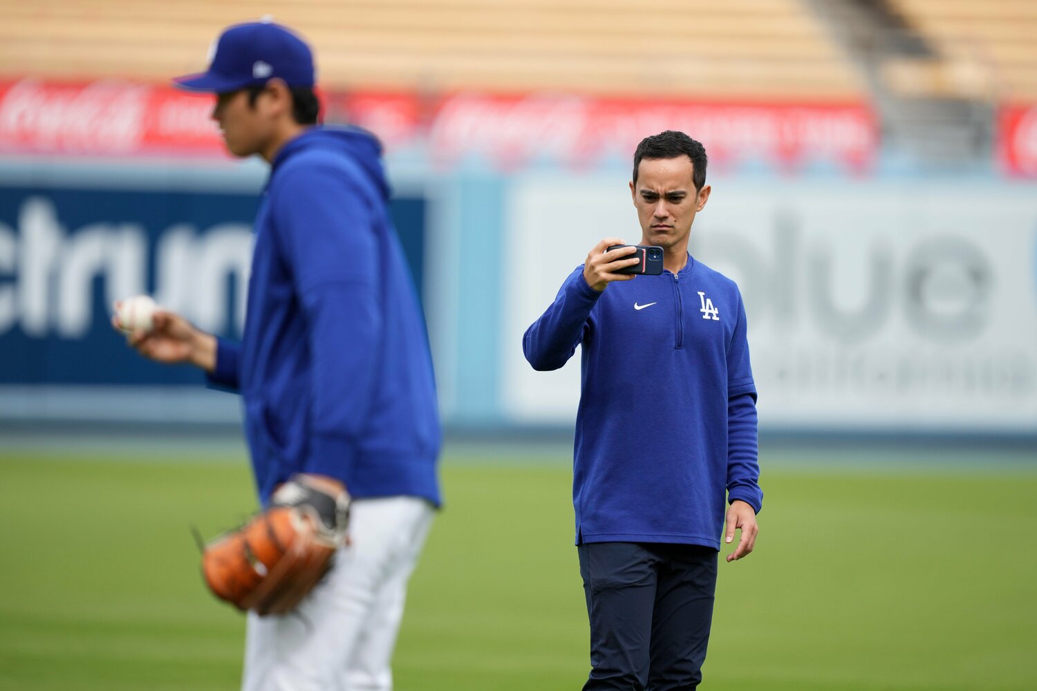 現地3月25日、大谷のキャッチボールを撮影する“新通訳”ウィル・アイアトン氏　©JIJI PRESS