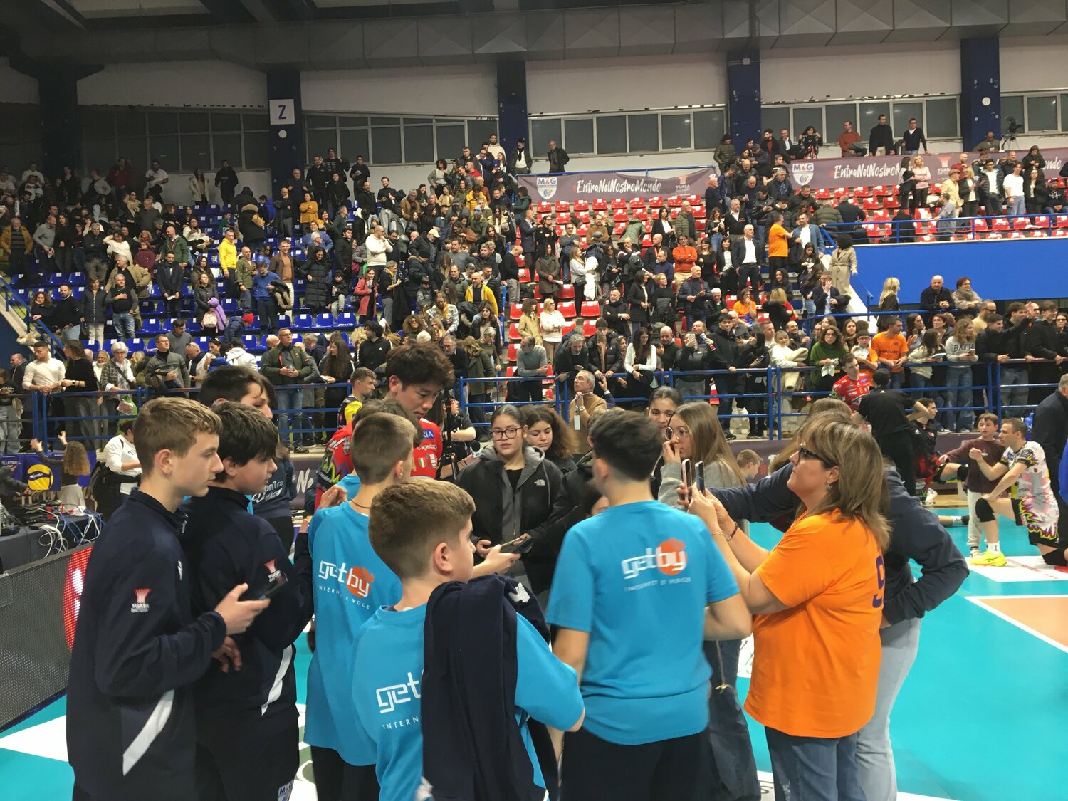 試合後、現地の子どもたちに囲まれる石川祐希（筆者撮影）