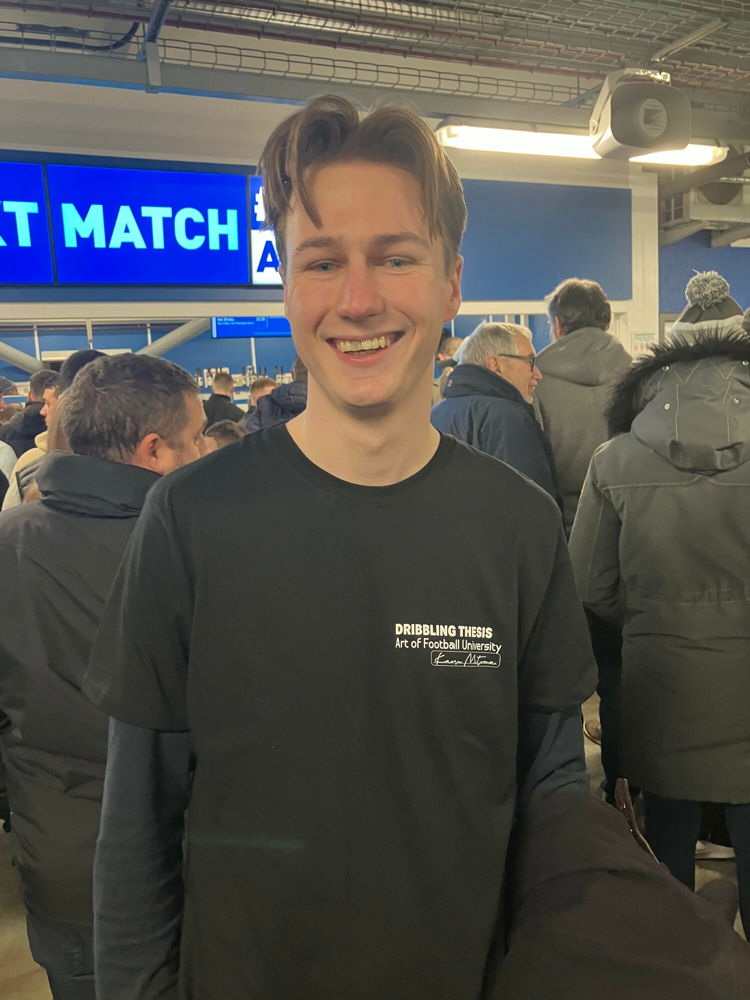 ウエストハム戦当日、ブライトンファンのなかには三笘のオリジナルTシャツを着る人も(2/2枚)。胸元には“DRIBBLING THESIS(ドリブル論文)”とある