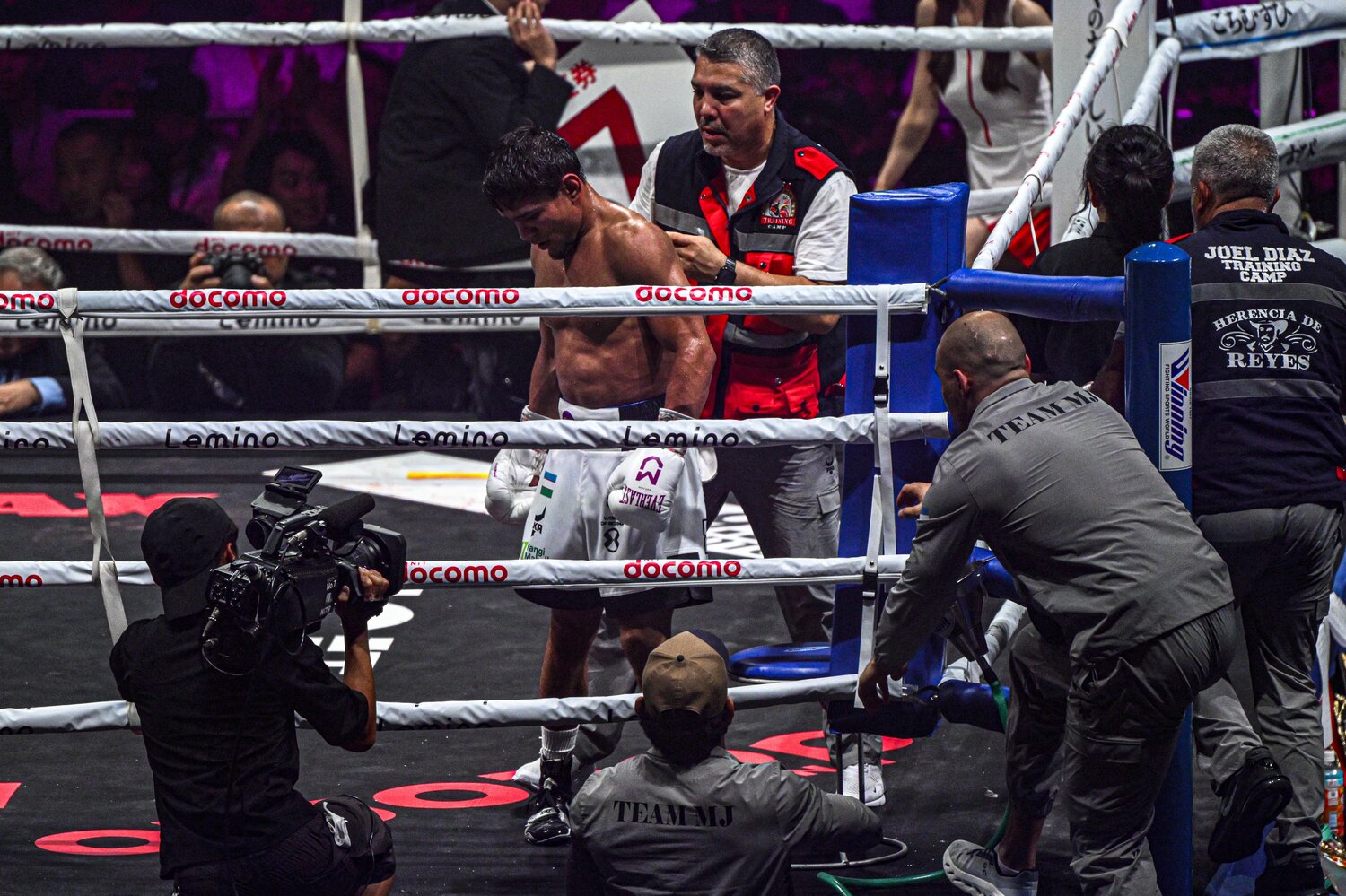 インターバル中のアフマダリエフ。ラウンドが進むにつれて、自信を失っていった ©Takuya Sugiyama