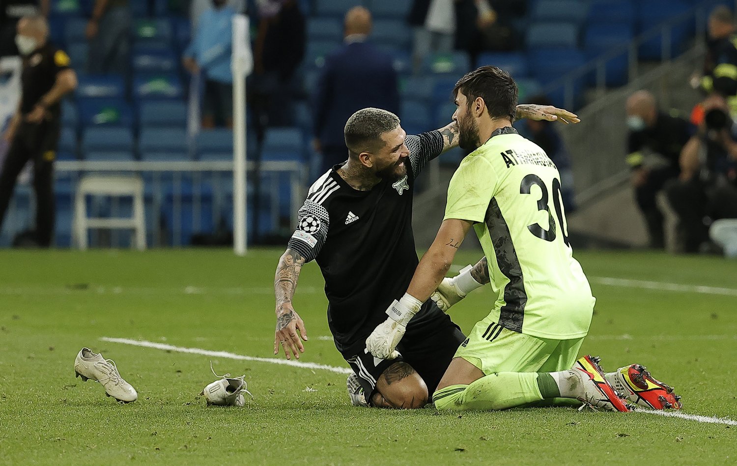 勝利の立役者のひとりは好セーブを連発したGKのアタナシアディス（右）。マドリー攻撃陣に31本のシュートを浴びながらも1失点に抑えた　©Getty Images