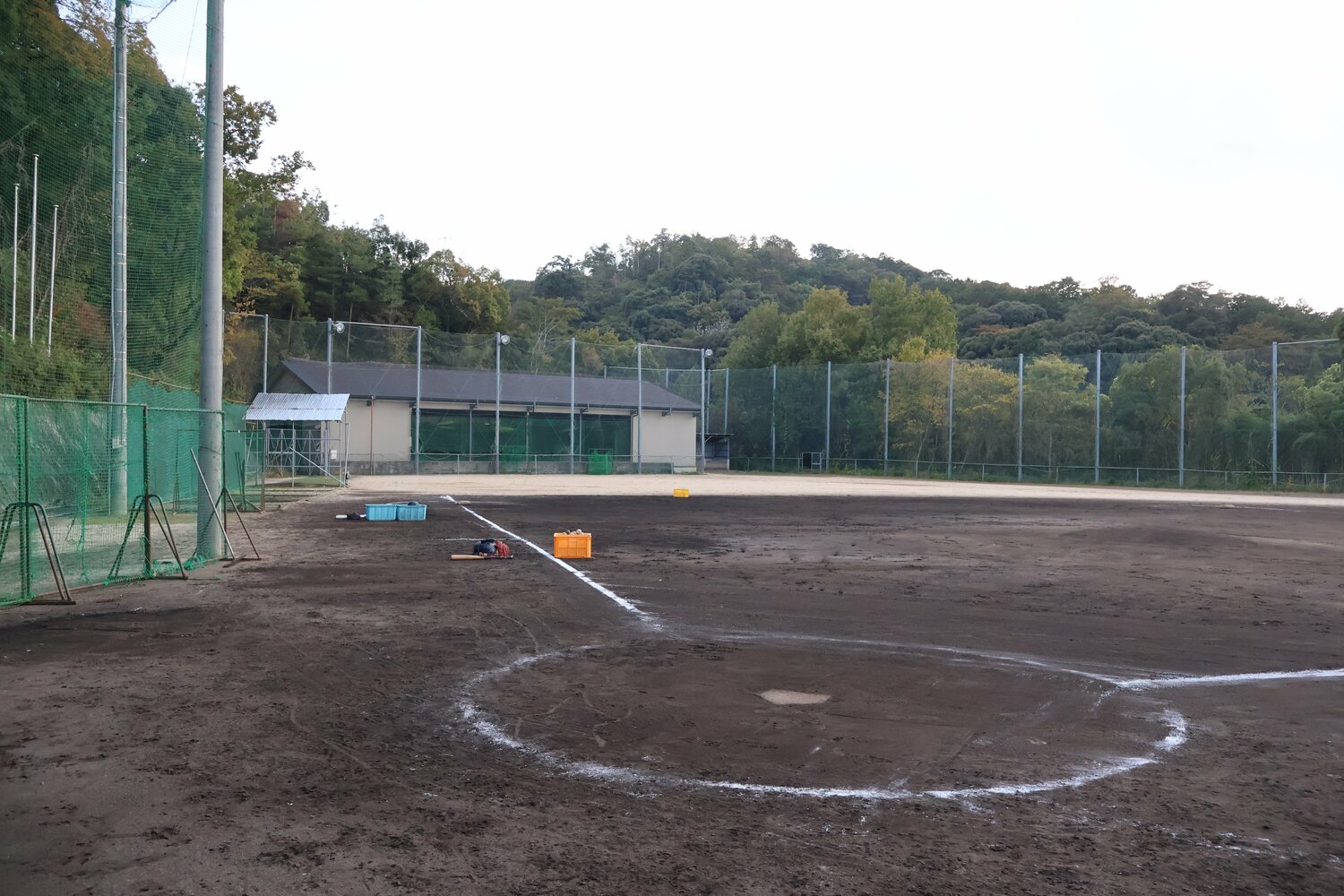 京都国際高校内のグラウンド。狭いうえに独特の形をしている　©︎Fumi Sawai