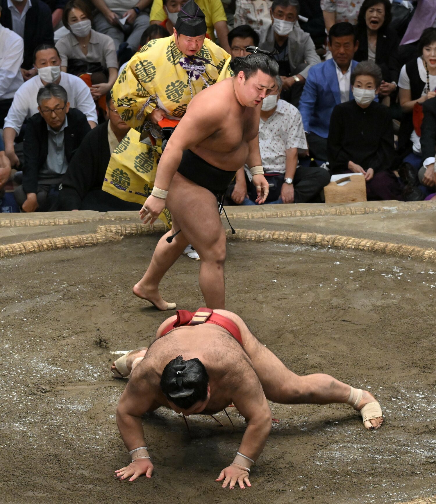 千秋楽、霧島（奥）に引き落としで敗れた高安。またも初優勝はならなかった　©JIJI PRESS