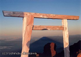 山頂の三島岳から見える鳥居越しの影富士がこれだ。實川さんはこの写真で、2012年の「よみうり風景写真コンテスト」に入賞した。