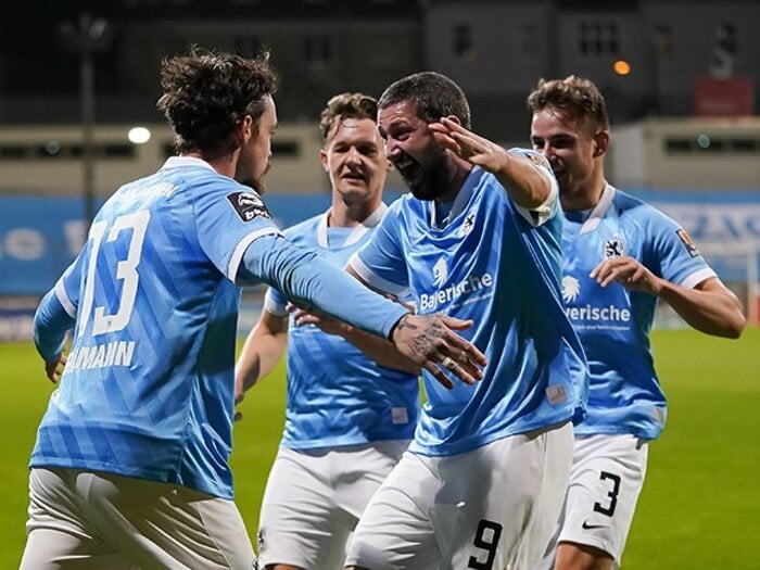 大迫勇也もプレーした古豪の美学とは？ 経営悪化で4部降格も、失わなかった最強の武器“育成”＜Number Web＞ photograph by Getty Images