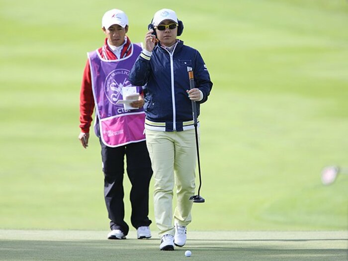 「新チーム美香」を結成した宮里美香。専属キャディー＆トレーナーの秘密。＜Number Web＞ photograph by Shizuka Minami