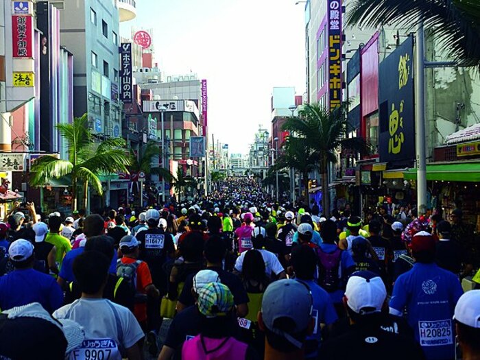 <「おもてなし」は世界一!?> NAHAマラソン徹底解剖。<Number Web> photograph by Sports Graphic Number
