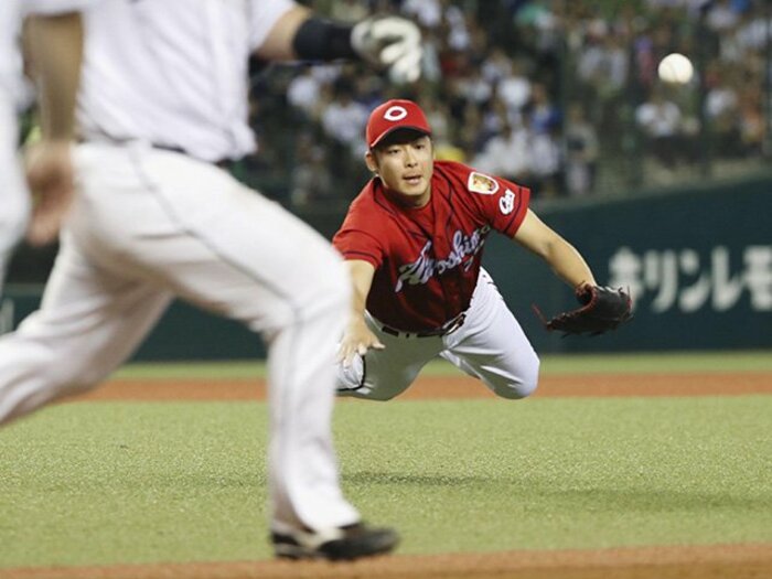 “武器がない”セットアッパー、カープを支える一岡竜司の流儀。<Number Web> photograph by Kyodo News