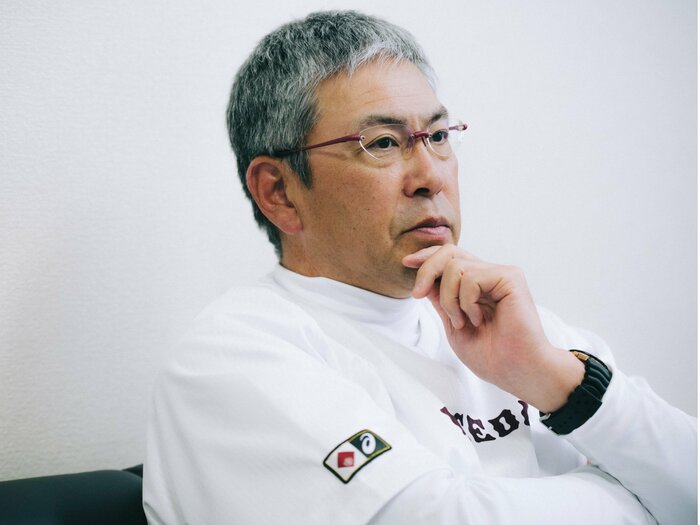 六大学野球“バットフリップ事件”で小宮山悟監督が「次の試合はベンチから外す」“喝”のワケは？「自分を祝福していいのはプロだけでしょう」＜Number Web＞ photograph by Asami Enomoto