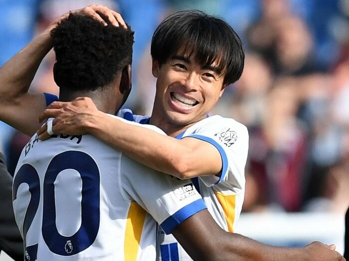 「（田中碧とは）スマホで通話してます」ブライトン三笘薫が明かす、リーズ田中碧との親密ぶり…現地記者が見た三笘の異変、背中を押さえ…「“腰の痛み”が再発か？」＜Number Web＞ photograph by AFLO