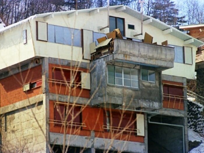 日本中を震撼させた「あさま山荘事件」から50年…現場のすぐ隣に、事件解決に役立ったプロレス道場があった?《馬場、猪木も使用》<Number Web> photograph by KYODO
