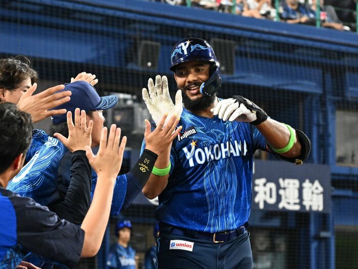 DeNAの「勝利の使者」新4番・エンカーナシオン（28歳）を支えるのは“10代からの仲間”のあのリリーバー「当時からすごいバッターだと思っていたよ」＜Number Web＞ photograph by KYODO