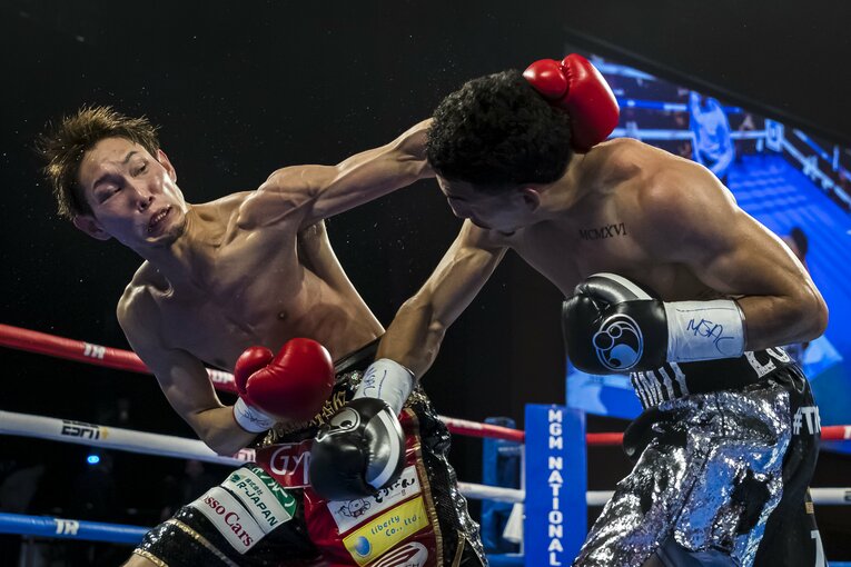 19年7月、ロペスと対戦した中谷　©Getty Images