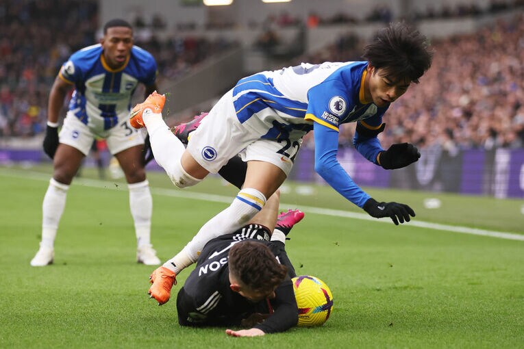 三笘へのマークは日に日に激しさを増している　©Getty Images