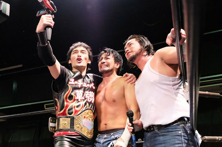 左から、草なぎ、今成、大家。異次元の組み合わせだが……初めてプロレスを観る人にも大いにアピールできたはず！ ／ photograph by Norihiro Hashimoto