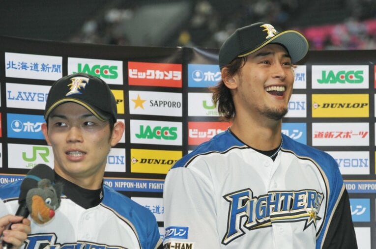 ダルビッシュや大谷に愛された捕手・大野（左）が今季限りでユニフォームを脱ぐ決断を下した ／ photograph by JIJI PRESS