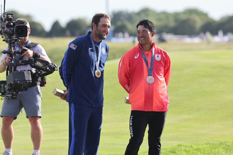 金メダルのスコッティ・シェフラーと談笑する松山英樹　©︎Tetsuya Higashikawa/JMPA