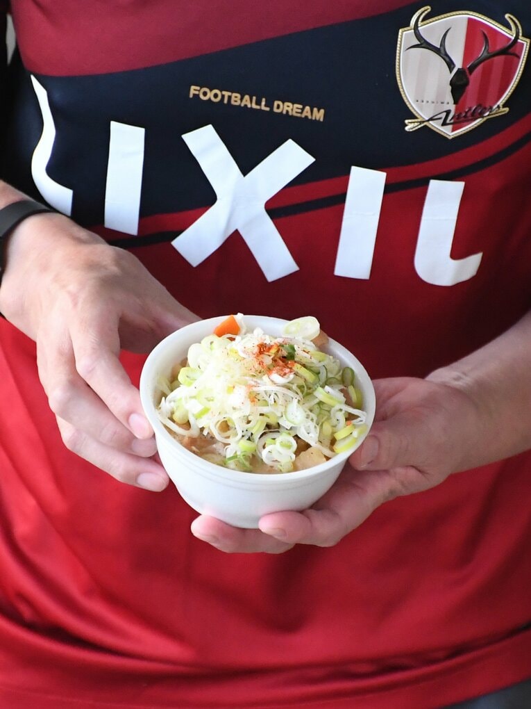 「う、うまい…」絶品ハラミメシに半端ないカツカレー、至高のハム焼き…超充実“カシマのスタジアムグルメ”を本気で食べ歩いてみた(37)