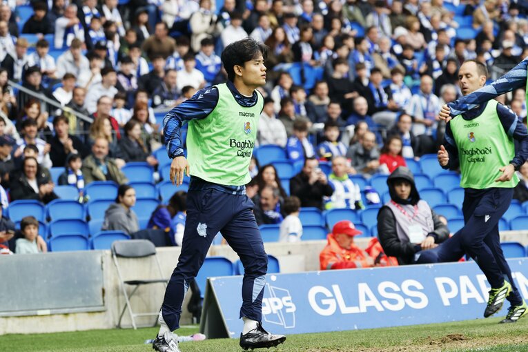 久保建英「とても苦いです」アシストだけでない復帰戦MVP〈カメラ目線ピース＋同僚の赤ちゃんに笑顔〉〈肩と太もも周りが大きく〉レンズが捉えたすべて(7)