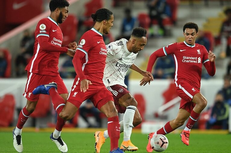 ファンダイク（中央）に続きジョー・ゴメス（左）、アーノルドが負傷離脱。リバプールにとって大きな痛手だが、クロップ監督はどう乗り切るか ／ photograph by Getty Images
