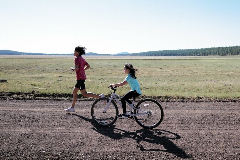 大迫くんの長女と撮影した1枚。真摯にイメージづくりに向き合ってくれた　©Shota Matsumoto