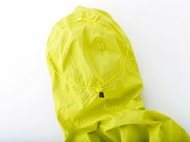 フードの後頭部に装備されたドローコード。雨や風が強いときは、コードを絞って、雨滴の侵入を防ぐことができる。 