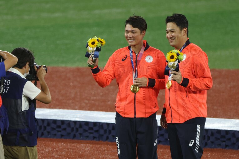 東京五輪で金メダルを獲得し、ツーショット写真に収まる田中と坂本　©︎JMPA