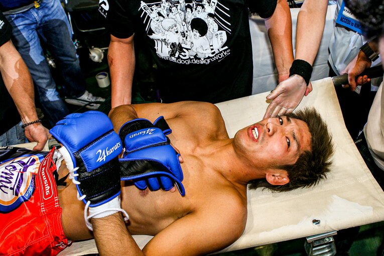 豪快なバスターでKO負けした所英男が担架で運ばれる一幕も