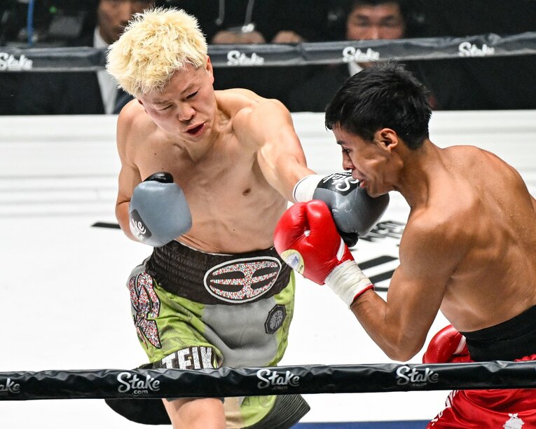 ルイス・ロブレスに圧力をかけ、機を見て左ストレートを打ち込む那須川天心　©Hiroaki Yamaguchi