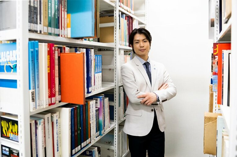 テレビ収録も兼ねていたこの日はフォーマルスタイルの町田。フィギュアスケーターとしての衣装を中心に話を聞いた ／ photograph by Asami Enomoto