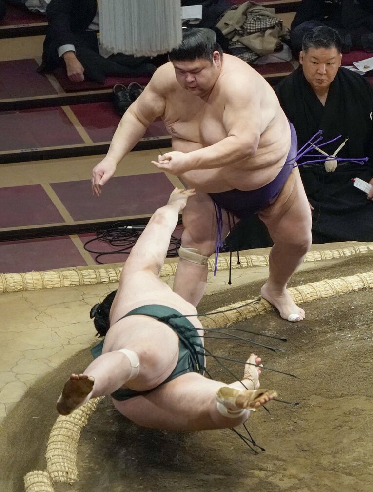 初場所13日目、豊山（手前）を突き落としで破る明瀬山　©KYODO