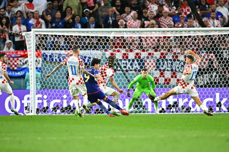 延長前半、三笘薫はドリブルで打開し、強烈なシュートを放つ　©Takuya Kaneko/JMPA