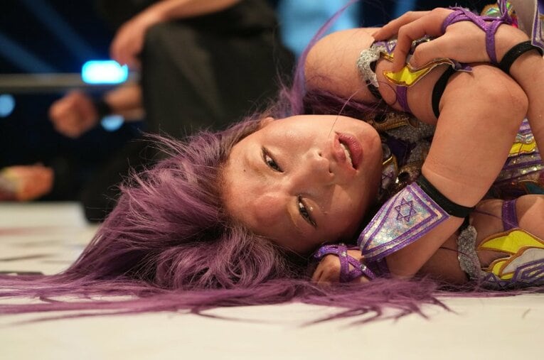 3月20日、名古屋国際会議場で行われた中野たむとジュリア“最後の一騎打ち”。中野の額はジュリアの頭突きで大きく腫れ上がっていた ／ photograph by Essei Hara