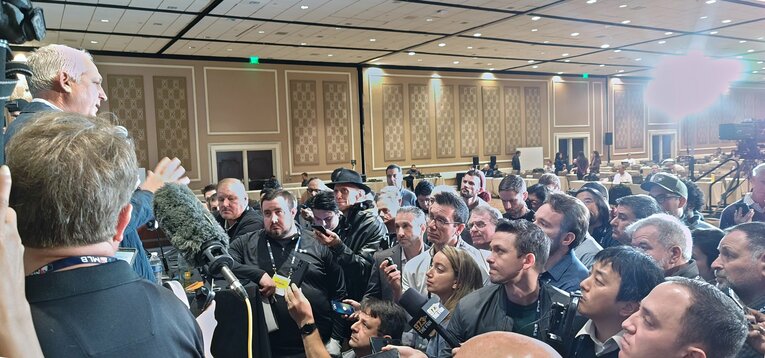 佐々木朗希の代理人ジョエル・ウルフ氏（写真左）。12月10日、報道陣の取材に応じ、日本メディアに苦言を呈した　©JIJI PRESS