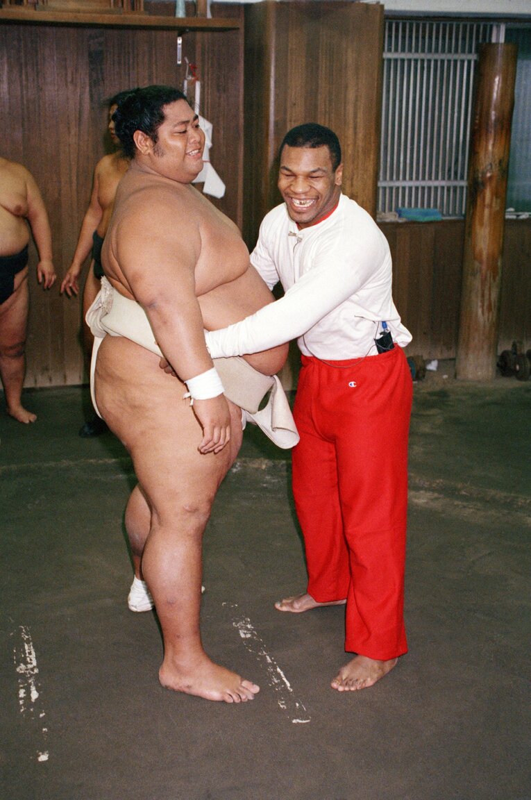 1988年、初来日で東京・高砂部屋を訪れ小錦の大きさに驚くマイク・タイソン　©︎AP/AFLO