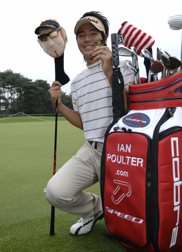 憧れのイアン・ポールターからもらったキャディバックに笑顔の高校生・石川遼（2007年）©︎BUNGEI SHUNJU