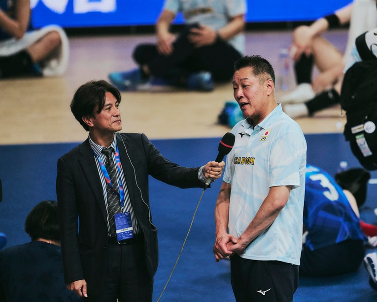 眞鍋政義監督（VNLセルビア戦）©︎Yuki Suenaga