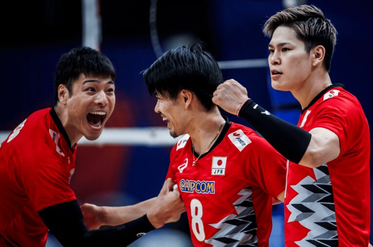 高橋健太郎、関田誠大、西田有志（VNLセルビア戦）©︎Volleyball World