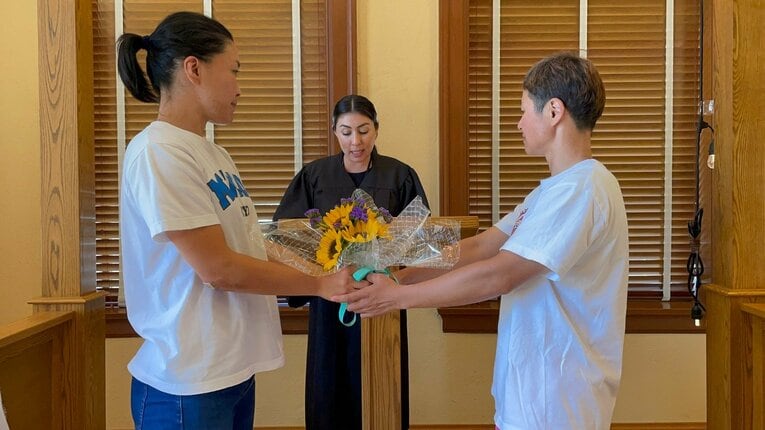 アメリカで結婚した二人。手続きは本当に簡単で、カジュアルで明るい挙式となった　（本人提供）