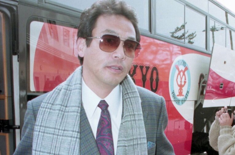1994年1月31日、翌日からのキャンプに備え、巨人ナインとともに宮崎入りした落合博満40歳 ／ photograph by KYODO