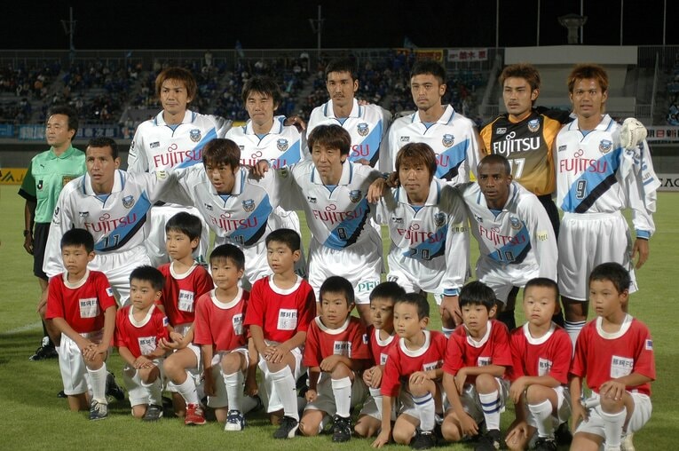 2004年、J2時代のフロンターレ。ジュニーニョは前列右端に　©Getty Images