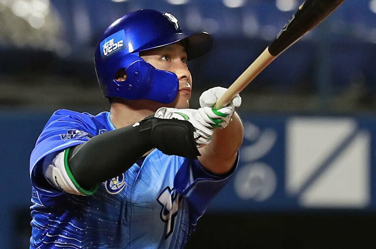 “筒香の後釜”の重責を担っている佐野恵太。前任者の穴を埋めて余りある活躍ぶりだ。 ／ photograph by Kyodo News