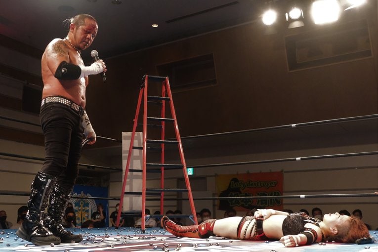 「いつか、傷だらけの背中でウェディングドレスを」 18歳の女子レスラー・鈴季すずが大流血を「嬉しい」と語る理由(49)