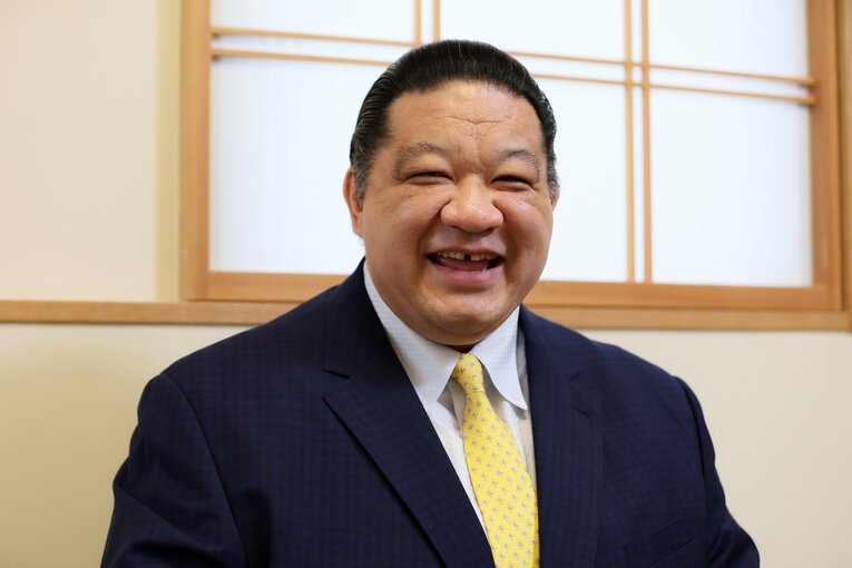 嬉しそうに微笑む元大関・魁皇の浅香山親方　©Shigeki Yamamoto