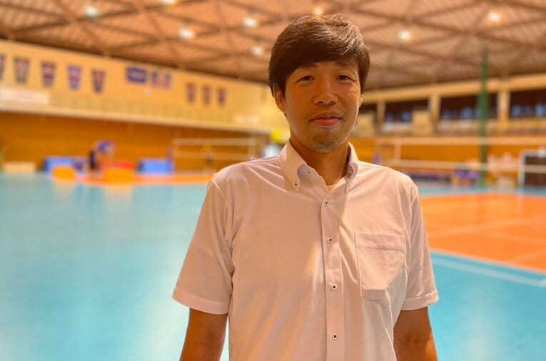 東レアローズ静岡のジュニアチームで指導に携わりながら、営業マンとしてスポンサー獲得にも奔走している（筆者撮影）