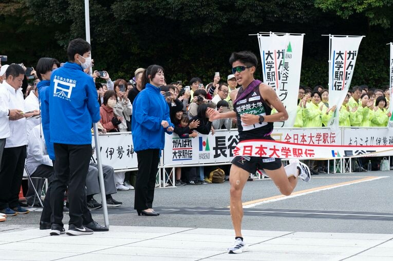 ゴールテープを切った主将・上原だが……　©Tadashi Hosoda