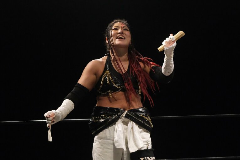 蛍光灯、竹串など凶器での容赦ない攻撃も（写真をクリックすると「この記事の写真」に飛びます。流血等の写真を含みますので、ご注意ください）　©Norihiro Hashimoto