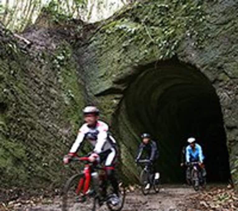 ラファのスタッフと、南房総を熟知した千葉県のサイクルショップ〈...&BICYCLE〉（電話 047-727-4171）の渡辺誠一氏が事前にコース・プランニングし、そして当日は参加者を引率。
 