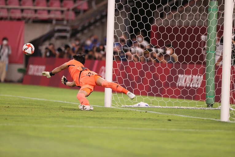 谷はコースを読み、しっかりと枠外に弾き出した　©JMPA